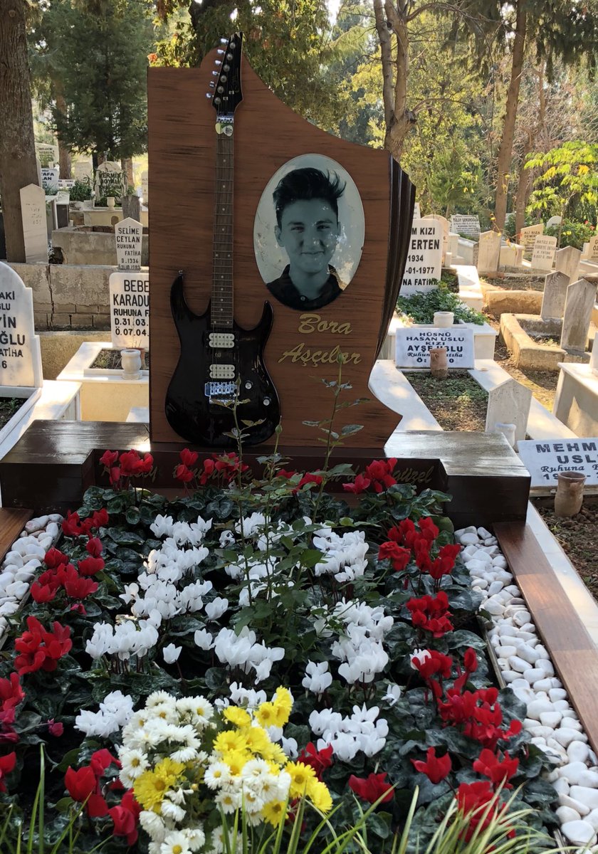 #bircinayetinanatomisi ;1.03 promil alkollü,30Km hız sınırı olan yolda 96km hız,sağ şeride makas atma,gördüğü halde fren yapmayıp,solumdaki araca çarpmamak için çarptım diyen bu #katil infaz yasası ile serbest kaldı ve oğlumun geri kalan hayatı için yüzbin TL ile cezalandırıldı.