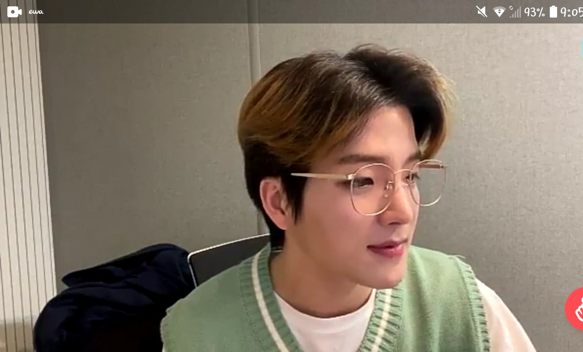 EMRClove's tweet photo. Estan viendo el live de howon?me encanta cuando habla en espanol,ingles y coreano!!y cuando se rie ahhh q bello!!!💞💫 #everys @Band_W24hours #W24 https://t.co/0hK8ekpTVI
