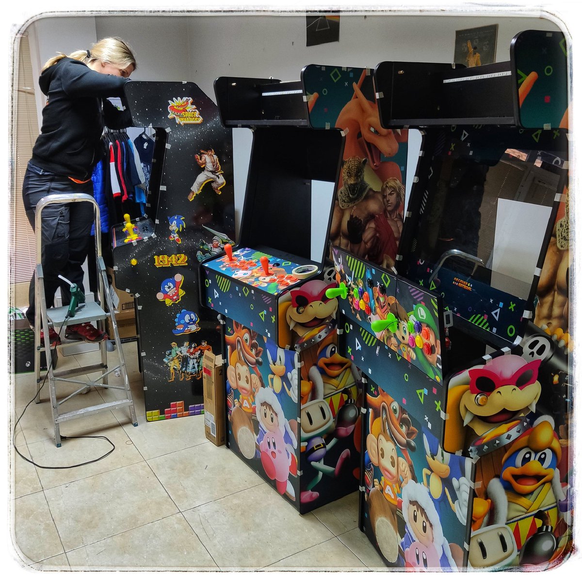 Arcades_RetroAl's tweet photo. Nuestra compi Ro lo tiene todo controlado 😊😉

-- 🕹️☺️🕹️ --
Arcades RetroAl, tu tienda arcade de confianza 👾👾

Más info en https://t.co/T8Qk2mWmvI

#retro #retroal #arcade #ilovearcade #recreativas #eurojoystick2 #mame #sega #nintendo #neogeo #cincoduros #hyperspin #mame https://t.co/g9brQn93Et