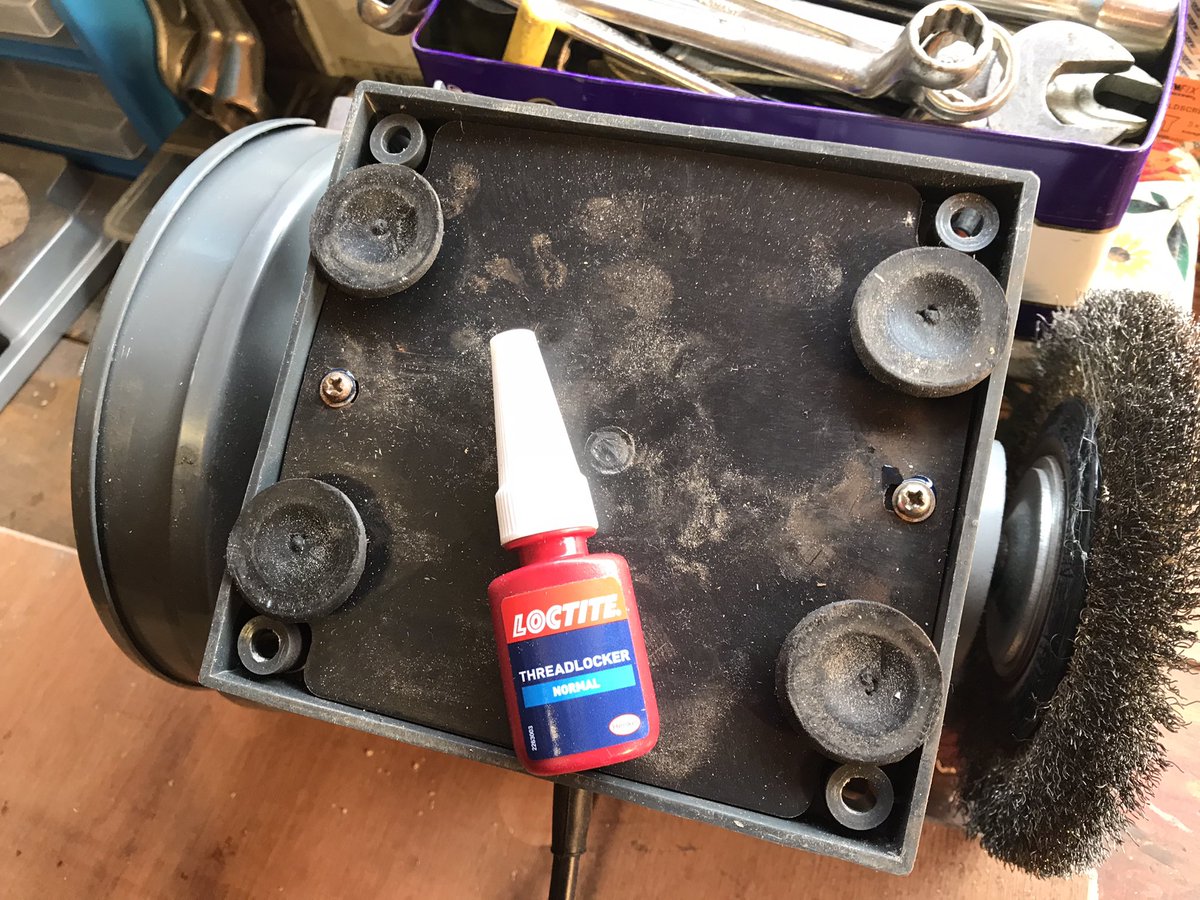 EssentialHandy1's tweet image. Today’s ‘Handyman Hack’ for those bolts/screws that keep coming loose.

Add a few dabs of Threadlocker and they should stay put.

@LoctiteGlue #loctite #threadlocker #handymantips #handymanhacks