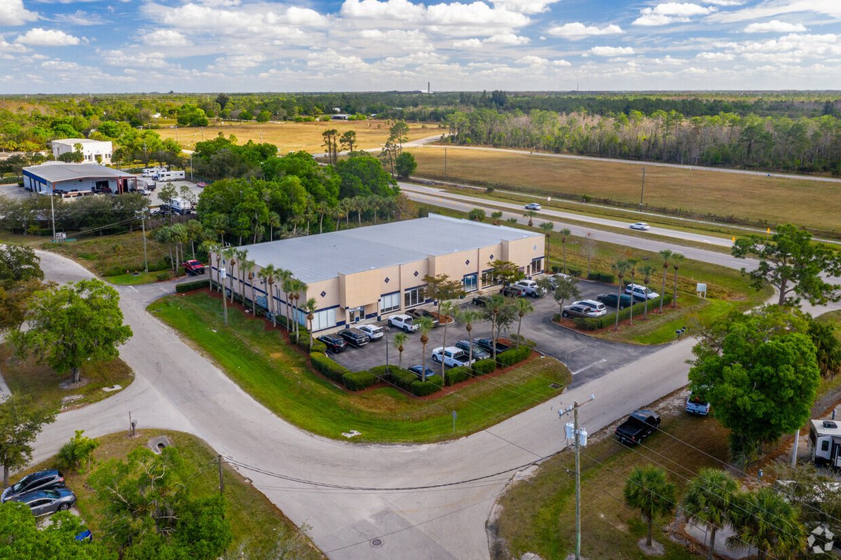 Sunizo_CRE's tweet photo. Check out these new photos from #CoStar! This commercial property is stunning! It is right by Interstate-75 which is perfect for a business needing this type of access! #CRE #flex #warehouse #forlease #onespaceleft #fortmyers #FL https://t.co/CtnQIX27x0