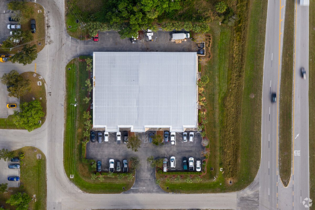 Sunizo_CRE's tweet photo. Check out these new photos from #CoStar! This commercial property is stunning! It is right by Interstate-75 which is perfect for a business needing this type of access! #CRE #flex #warehouse #forlease #onespaceleft #fortmyers #FL https://t.co/CtnQIX27x0