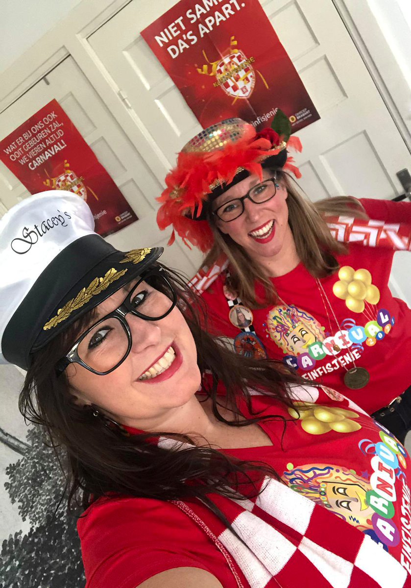 Niet samen, da’s apart❤️🤍. #kleinfisjenie in Den Haag voor de buis... In E’hoven is mijn zusje er klaar voor! Zo te zien in #3uurkesvurraf <a href="/omroepbrabant/">Omroep Brabant</a>. Veel plezier allemaal en: tot volgend jaar! #throwback #mooiejaren #familiefeest #carnaval #CVAllicht #GeldropseJagers