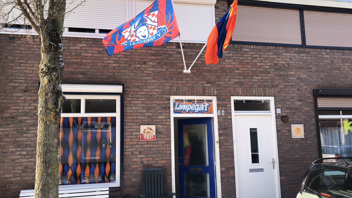 petjesax's tweet photo. Carnaval is aan 
De vlaggen hangen , het borrelplankje van D’n Hertog op tafel. 3 uurkes vurraf van Omroep Brabant​​ op tv . #lampegat #dnhertog #niehaals #haone  #salaai https://t.co/B2bGouS5dC