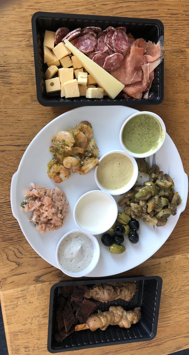petjesax's tweet photo. Carnaval is aan 
De vlaggen hangen , het borrelplankje van D’n Hertog op tafel. 3 uurkes vurraf van Omroep Brabant​​ op tv . #lampegat #dnhertog #niehaals #haone  #salaai https://t.co/B2bGouS5dC