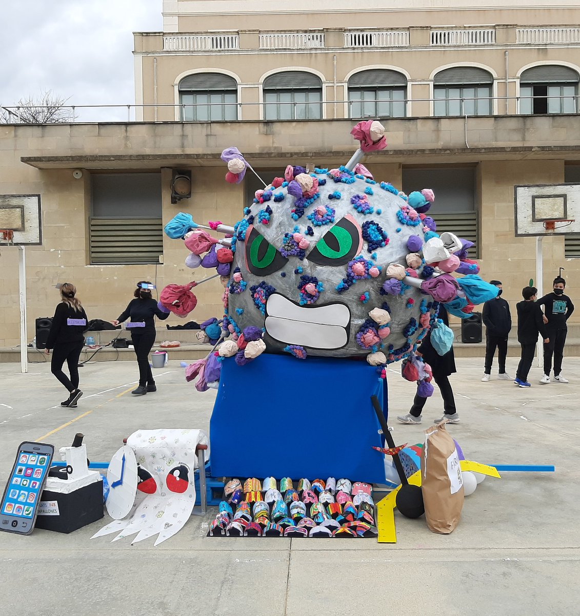 EscolaBenviure's tweet photo. #Carnestoltes al #Benviure! Gresca i festa amb l'animació de famílies de l'AFA @AmpaBenviure. https://t.co/0lPGpI3N76