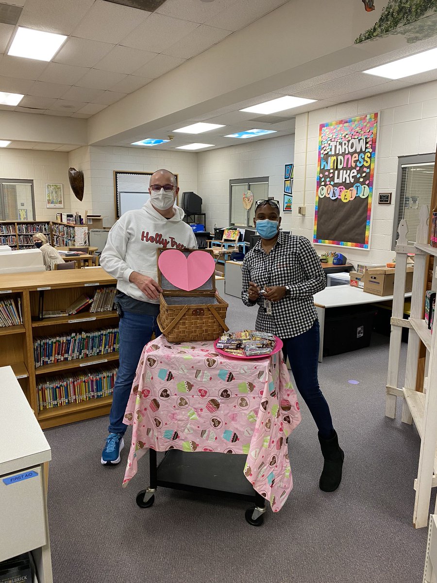 HollyTreeElem's tweet photo. Thank you Mr. Moore for the sweet treats!  Holly Tree is so lucky to have the sweetest staff around!  ❤️ @NewHanoverCoSch @foustc #NHCSchat #NHCSLeadingTheWay https://t.co/yV75CAU0Lo