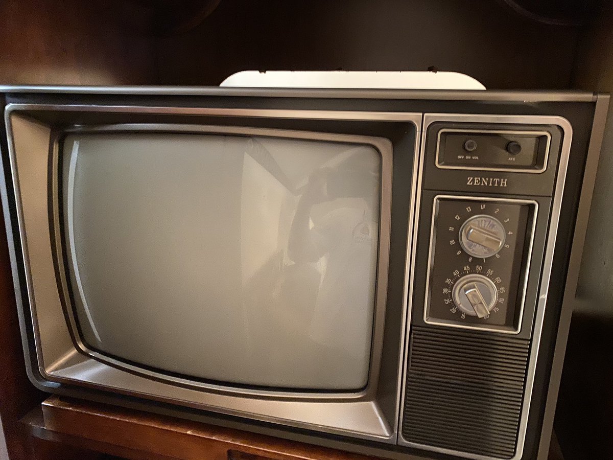 ender_rtr's tweet photo. @TheRetroSlot  do a remodel at an elderly lady’s house. Had to move a cabinet and found this in side. https://t.co/KRL6g4qjN4