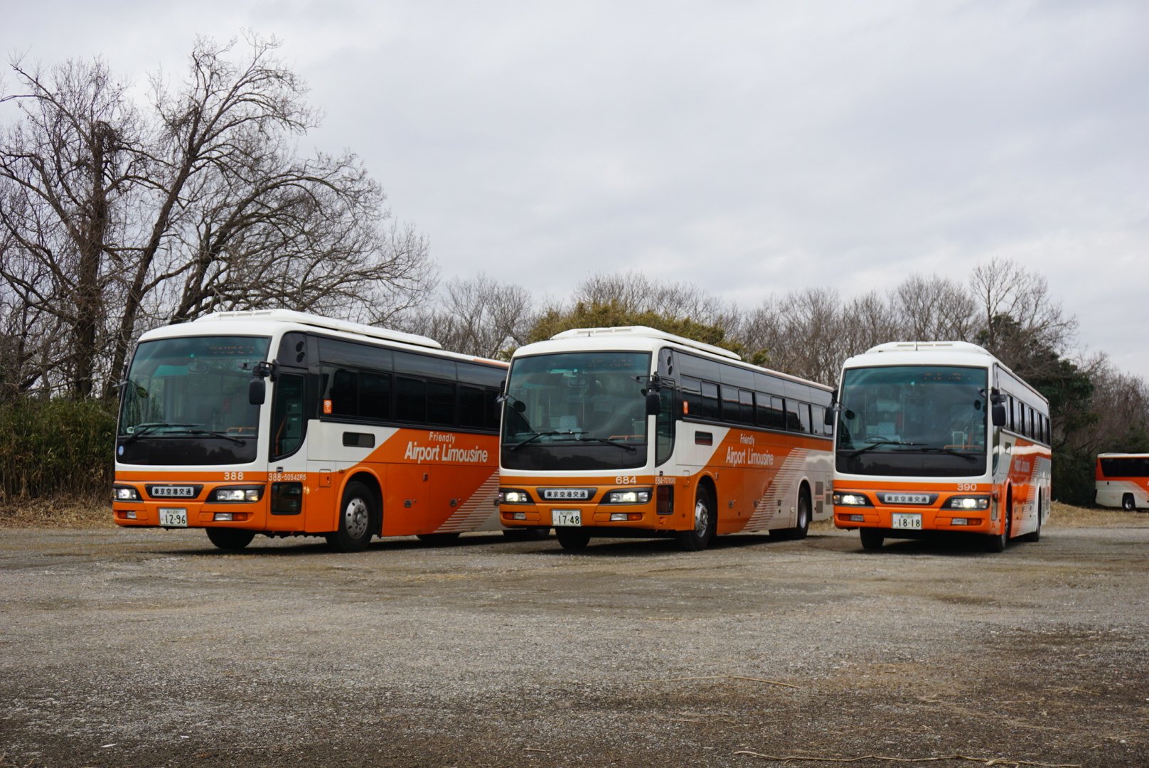 リムジンバス 公式 Airport Limousine Bus 東京空港交通 営業部 お知らせ 2月5日をもちまして 弊社西日本車体工業製日産ディーゼルスペースアローra552 273 274 付車輌は全車抹消となりました 右から L3 研修センター L684 羽田空港運行事業所