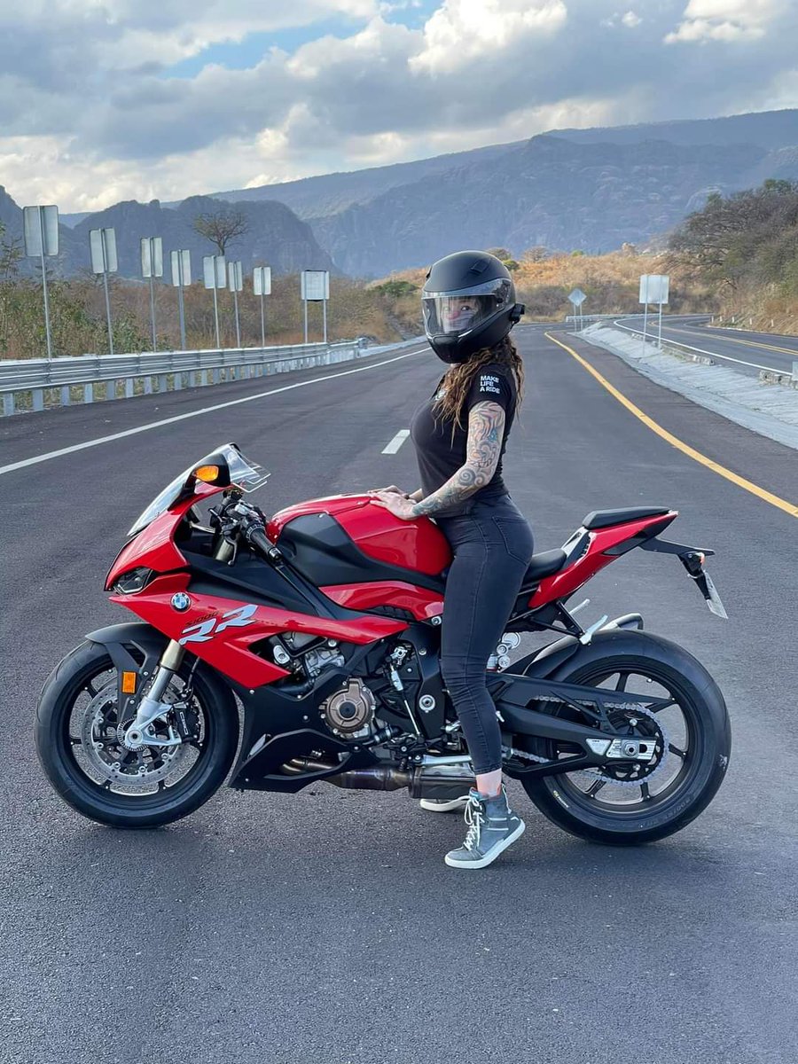 ChicasMotavi's tweet photo. El diablo viene vestido de rojo, con 4 cilindros en línea, 207 CV, 197 kg, y 14,600 rpm...  #s1000rr https://t.co/LUkEn8aFTr
