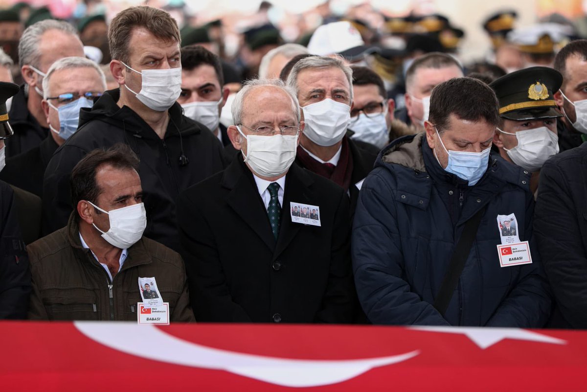 Protokolde şehit yakınına yer veren kişinin adıdır Mansur YAVAŞ.🇹🇷