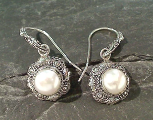 AntoinetteUI's tweet photo. It's almost #ValentinesDay, and all of our in-stock sterling silver jewelry by Sarda is 25% OFF! Delight your special someone with this #unique handmade jewelry, inspired by the scenery of #Bali. 

Stop by the #CocoaBeach boutique! Map us: https://t.co/HqMPbc1yBZ https://t.co/1vtYeTyv8b