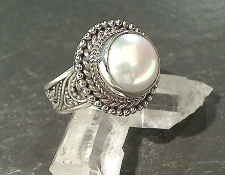 AntoinetteUI's tweet photo. It's almost #ValentinesDay, and all of our in-stock sterling silver jewelry by Sarda is 25% OFF! Delight your special someone with this #unique handmade jewelry, inspired by the scenery of #Bali. 

Stop by the #CocoaBeach boutique! Map us: https://t.co/HqMPbc1yBZ https://t.co/1vtYeTyv8b