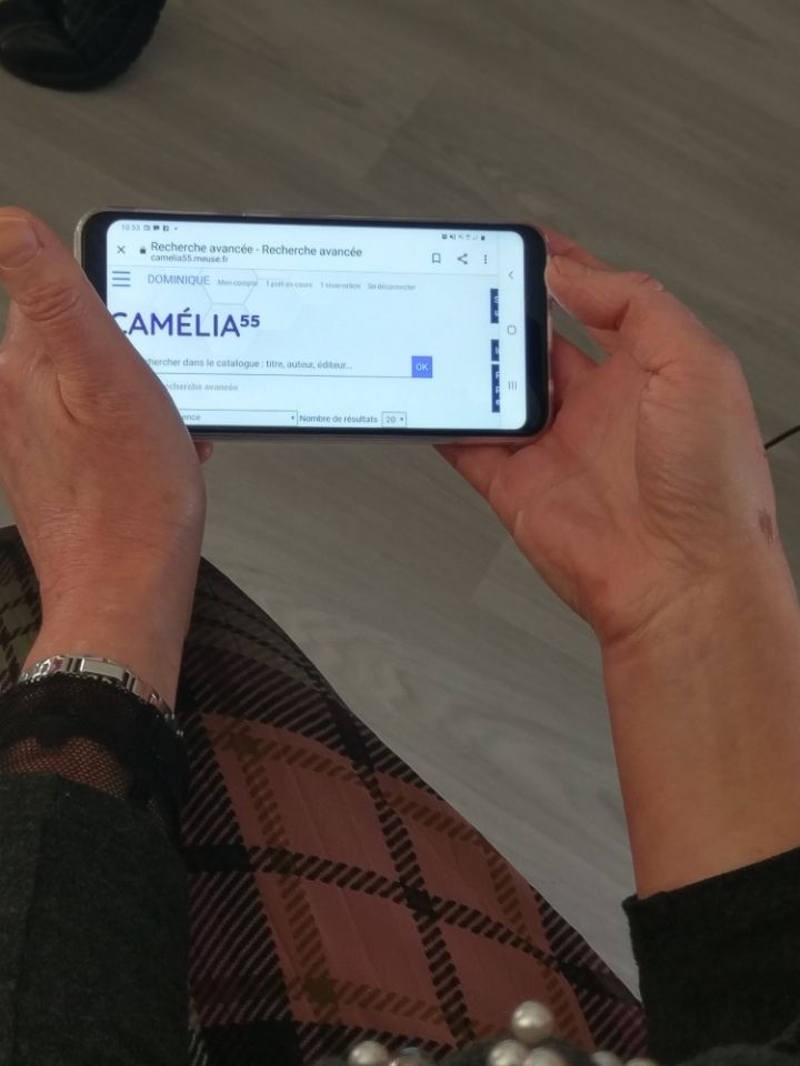 BDMeuse's tweet photo. Les bibliothécaires de @VCommercy ont testé ce matin le prêt de livres numériques. Un service qui, s'il se révèle concluant, sera étendu à l'ensemble du @deptmeuse 📱 https://t.co/QGaYduiXCc