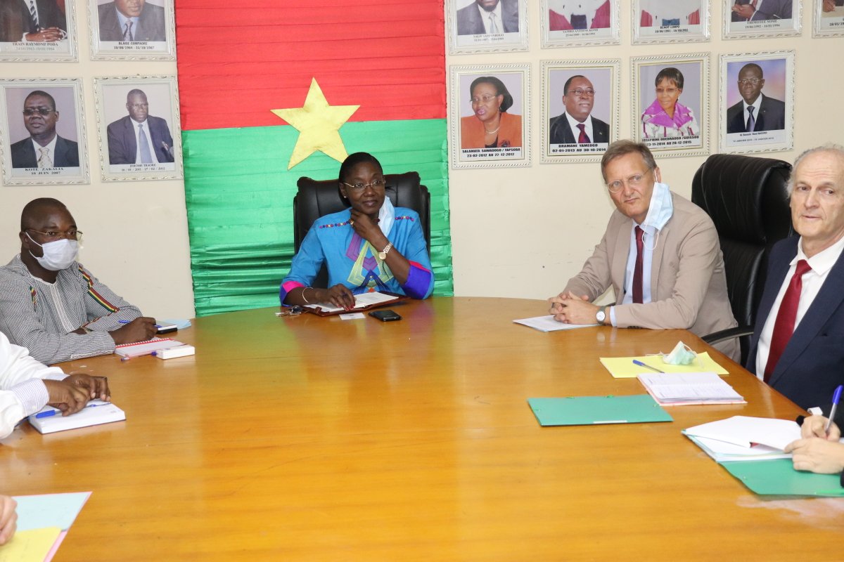 FasoJustice's tweet photo. La ministre  Victoria Ouédraogo/Kibora a reçu ce vendredi 12 février 2021, une délégation de l’Union européenne, conduite par l’ambassadeur Wolfram Vetter.
Il s’est agi d’une visite de courtoisie afin de féliciter la ministre pour sa nomination et échanger sur la coopération. https://t.co/y8KIhwVqkE
