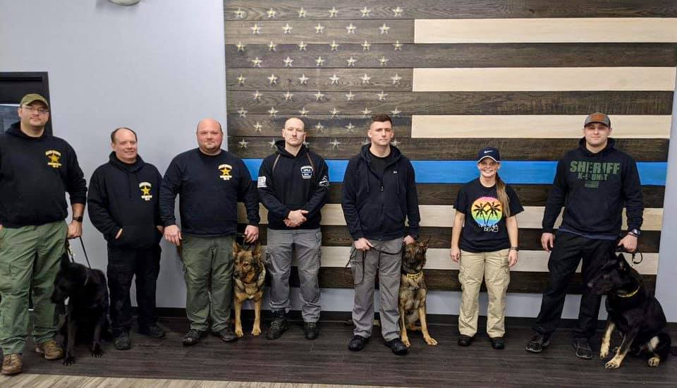 AllenCoSheriffs's tweet image. Our K9 team trains regularly. This week our K9s and their handlers trained at @MidwestShooting! Thank you, Midwest! 🐾 #K9 #k9training #k9handlers #deputies