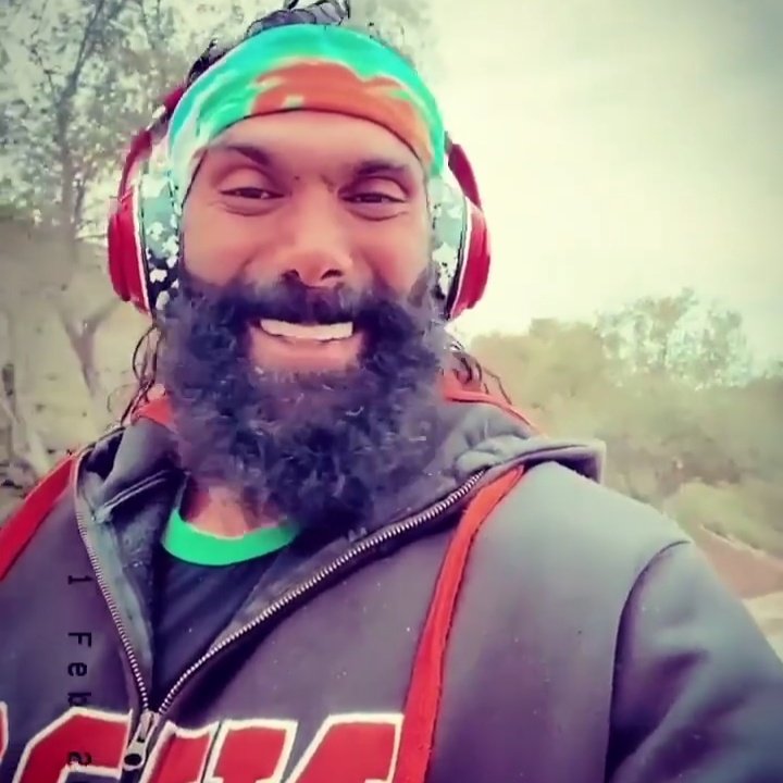 تنها آدمی که تو اینستا انرژی مثبت میده و با همه فرق داره همینه. البته چون مردم ایران عادت دارن زار بزنن به این یارو حمله میکنن