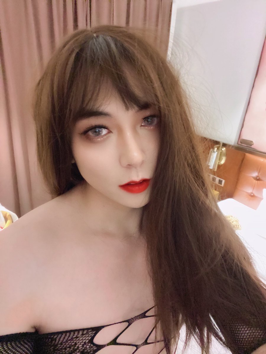 发几张奶油的自拍～给大家拜年啦～ 祝bb们家人朋友身体健康💖工作学习顺顺利利 2021年找到另一半哟