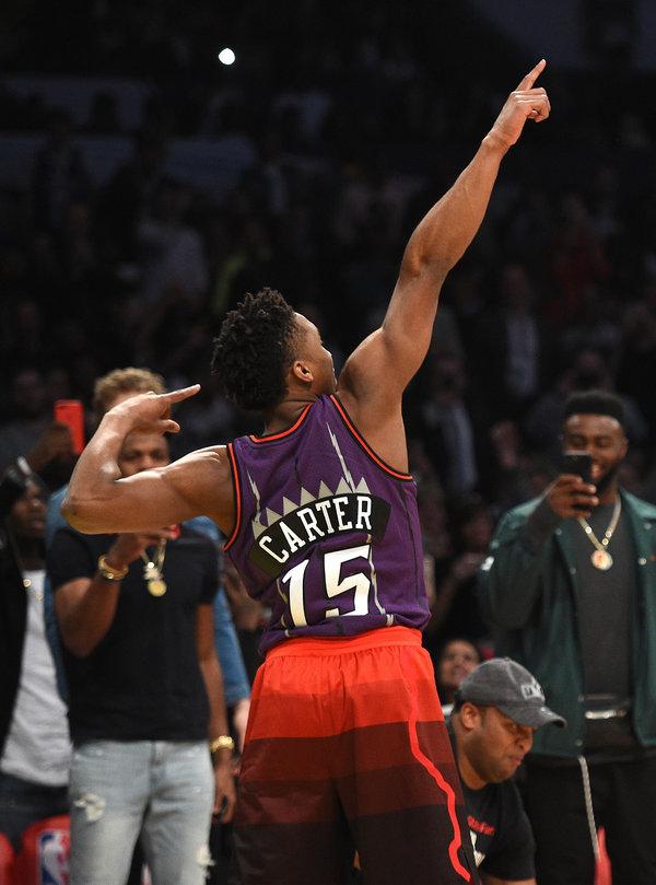 Dirk & Donovan paying homage to Vince's performance in the 2000 Dunk Contest
