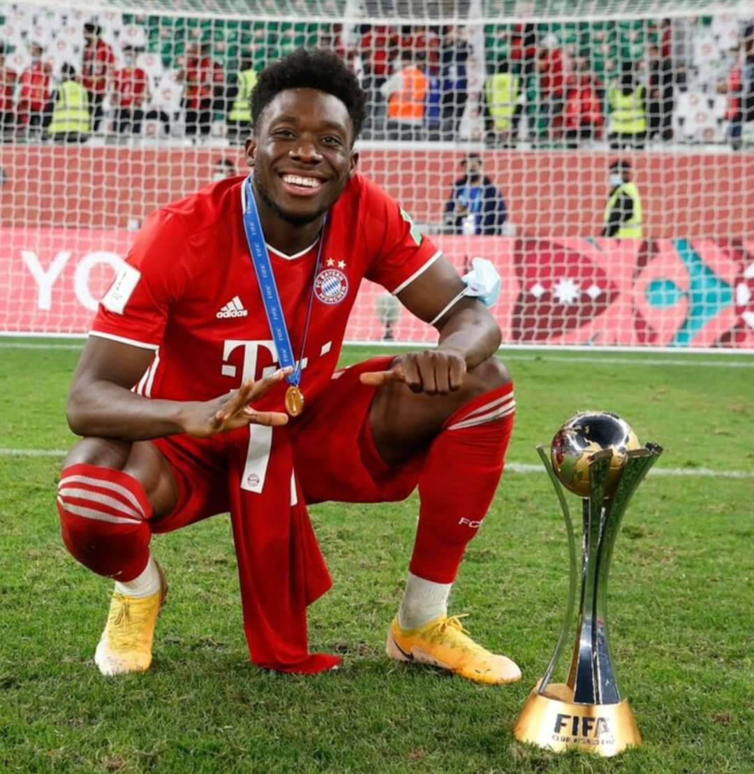 GolJuez's tweet photo. Alphonso Davies, 20 años de edad y ya es campeón de  todo con el Bayern Munich. Desde vivir en un campo de refugiados en Ghana y de tener que lucharla en Canadá.
Hoy por hoy el mejor lateral izquierdo, en forma física y técnica.
#Davies #BayernMunich #MundialDeClubes #GolJuez https://t.co/CfBaXjr7Mx