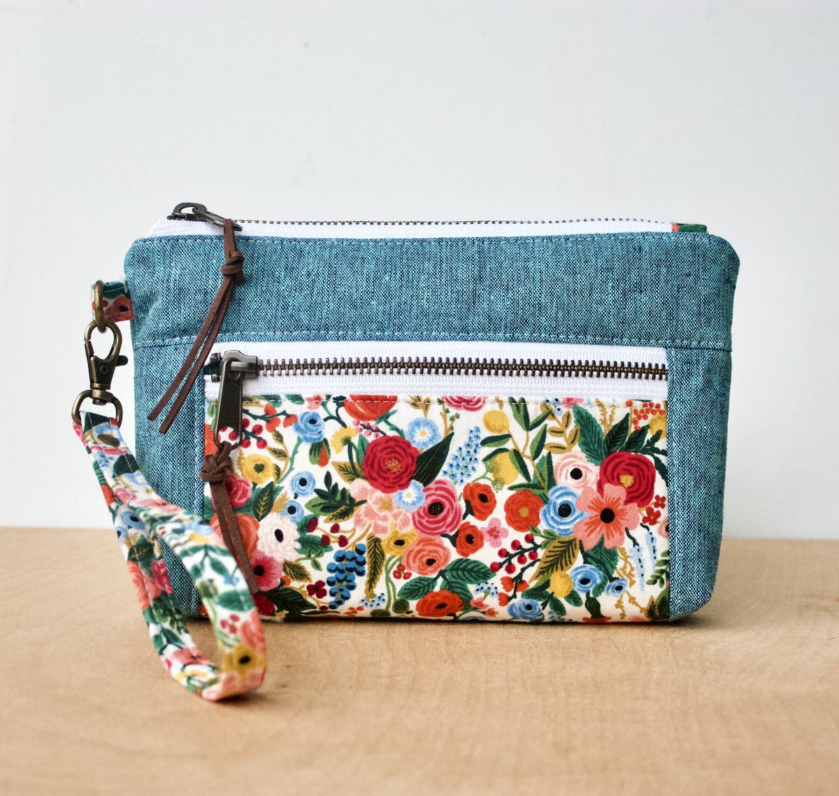 DunsinaneD's tweet photo. Need a pop of color?  https://t.co/2jl14KsVQ5

#devonpouch #wristlet #wallet #handmade #gifts #spring #malibu #linen #brightandsunny https://t.co/WQodYLbjng