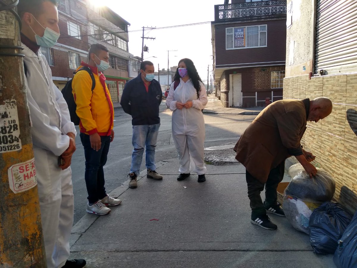 SLISEngativa's tweet photo. Los #AngelesDeLaCalle #TropaSocialDeRescate abordan a adulto mayor habitante de calle,👉 el cual acepta su traslado al Centro Noche de @SLISEngativa.

👊Acciones para dignificar y garantizar los derechos de la población más vulnerable de la localidad de Engativá.
#MásTerritorio https://t.co/OX6d6ZsyBn