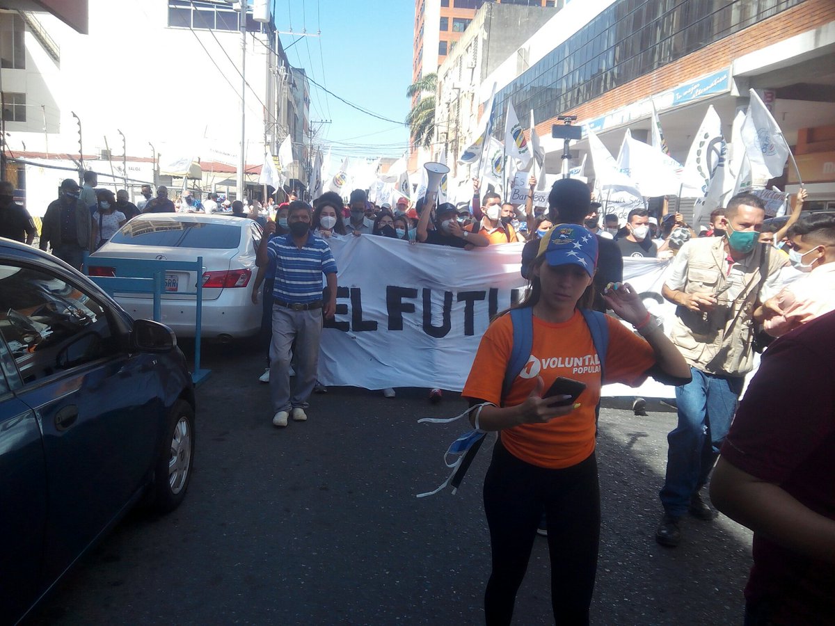 guillerpalacios's tweet image. #12feb #12FALaCalleConLaJuventud Lis jóvenes de #lara evadieron cerco policial y avanzan hasta la plaza Macario Yepez
#régimen: cual es el miedo? Que los jóvenes digan las verdades. 
No nos vamos a callar...Palante es Palante...