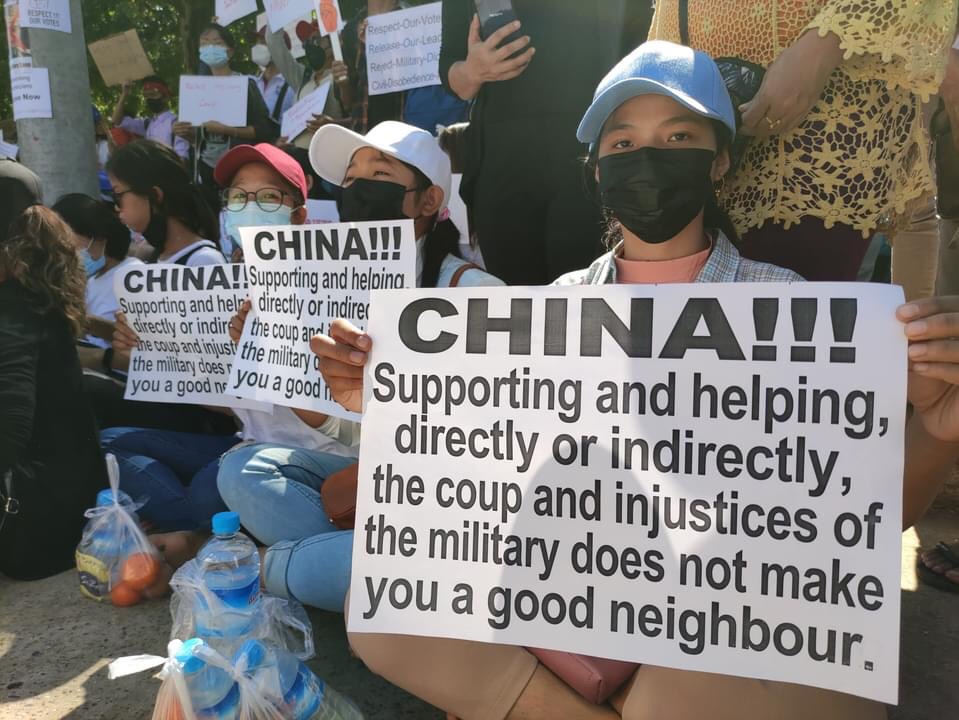 Pencilo4's tweet photo. Boisterous protests against the military coup in front of the Chinese embassy in Yangon, Myanmar.

FREE OUR LEADERS
#WhatsHappeningInMyanmar
#Feb12Coup https://t.co/sh9yL54zVE