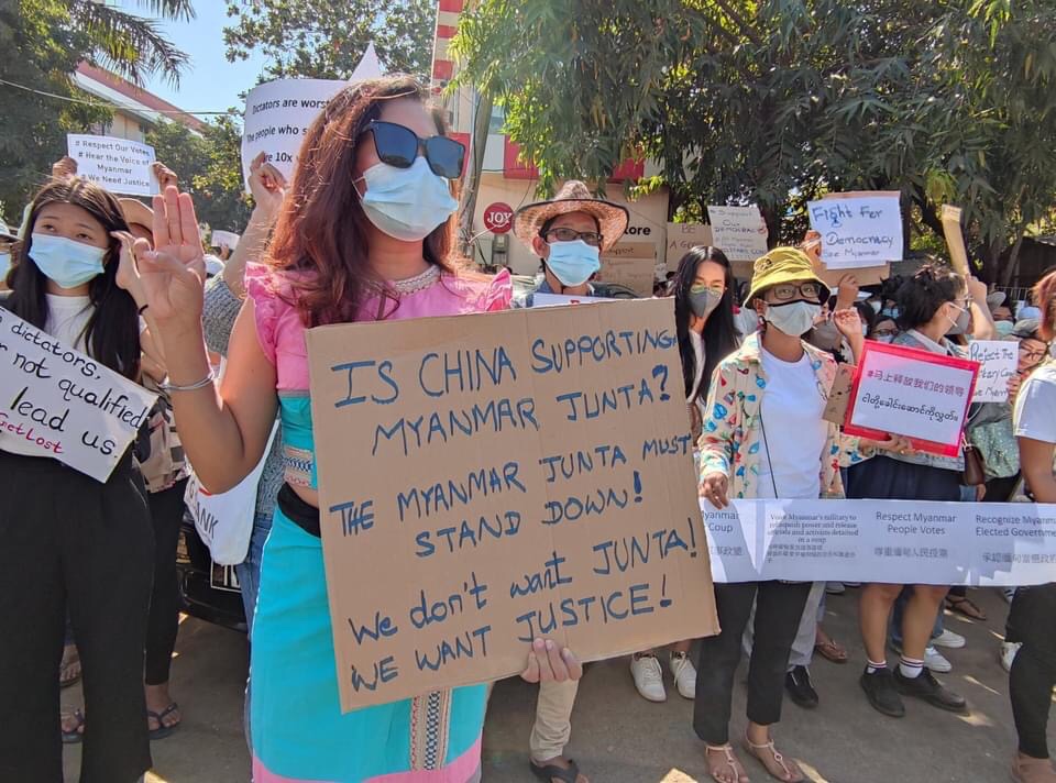 Pencilo4's tweet photo. Boisterous protests against the military coup in front of the Chinese embassy in Yangon, Myanmar.

FREE OUR LEADERS
#WhatsHappeningInMyanmar
#Feb12Coup https://t.co/sh9yL54zVE