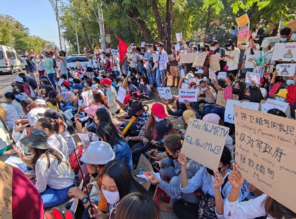 Pencilo4's tweet photo. Boisterous protests against the military coup in front of the Chinese embassy in Yangon, Myanmar.

FREE OUR LEADERS
#WhatsHappeningInMyanmar
#Feb12Coup https://t.co/sh9yL54zVE