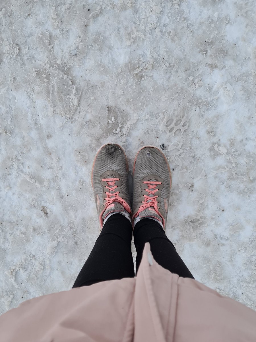 Samanta_Zl's tweet photo. Atnācu beidzot nopirkt ziemas apavus, jo ar vasaras apaviem kaut kā tizli un pirkt nedrīkstēja. Tagad jāgaida aukstumā un jāatsaldē pirksti lai tos varētu nopirkt🙄
#Covid_19 #COVIDlatvija #Latvija https://t.co/dVz5Mv8Fe6