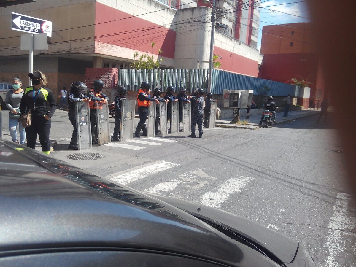 guillerpalacios's tweet image. #12feb #12FALaCalleConLaJuventud Lis jóvenes de #lara evadieron cerco policial y avanzan hasta la plaza Macario Yepez
#régimen: cual es el miedo? Que los jóvenes digan las verdades. 
No nos vamos a callar...Palante es Palante...