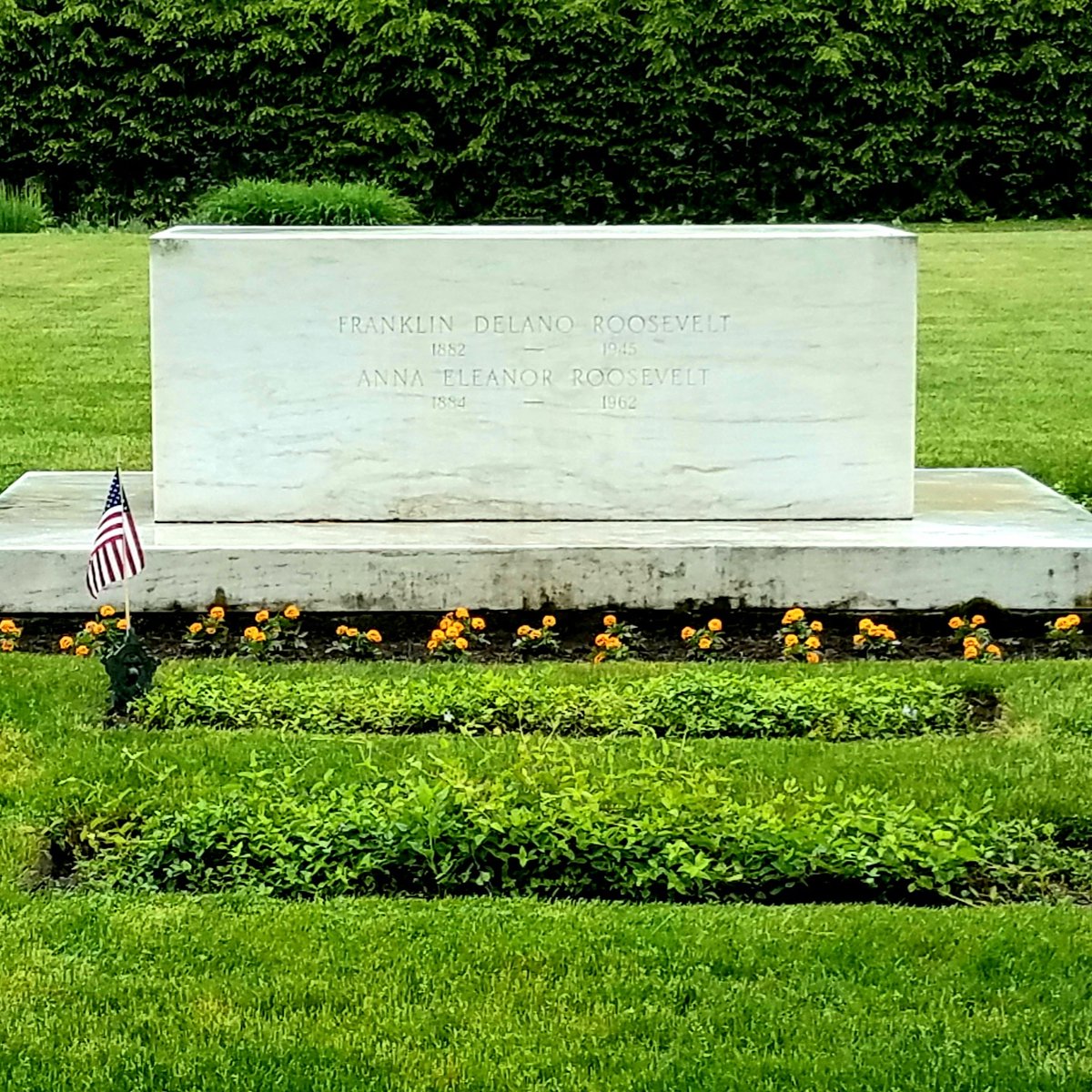PrezPonderings's tweet photo. Grave of #President #FranklinRoosevelt and #FirstLady #EleanorRoosevelt at their #Springwood home in #HydePark, New York. #FDR #POTUS #potus32 #flotus32 https://t.co/mxNEtHRUld