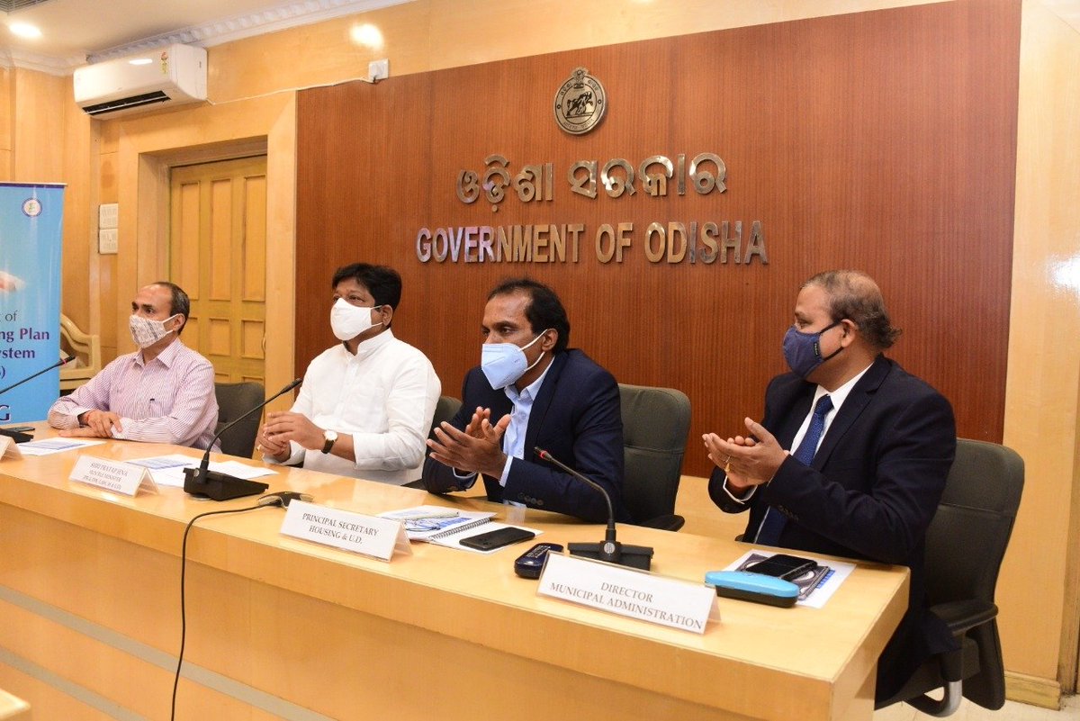 HUDDeptOdisha's tweet photo. Smt Rajashree Sahoo, a denizen of Cuttack, receives the first Online Building Plan permit from Vice Chairman, CDA, Cuttack after launch of #OBPAS under #SUJOG. https://t.co/3IdxDoTqZQ