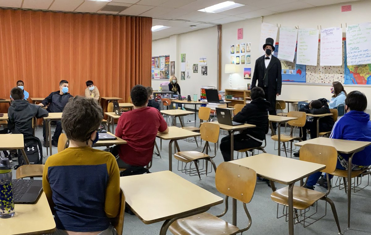 Honest Abe is in the house of Frank Lloyd Wright!🖤💛🎩  Happy Birthday Abe!  #wildcatwow #thatshowweroll #wawmproud #abelincoln #honestabe