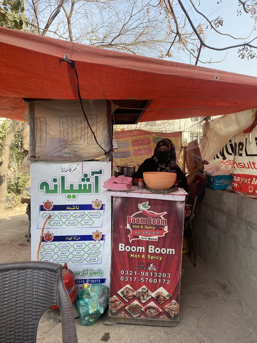 PolicyTalks_CPR's tweet photo. A thread on #StreetVenders by @CPRPak and @PolicyTalks_CPR

@ImranKhanPTI @SaniaNishtar @ShafaqHashmiPAS @hamzashafqaat @ZiaBanday 
A courageous lady Shaheen Akhtar is the only female #StreetVender in G11 Markaz #Islamabad.She is selling very tasty food nd is feeding her family https://t.co/eDUcm0btdB