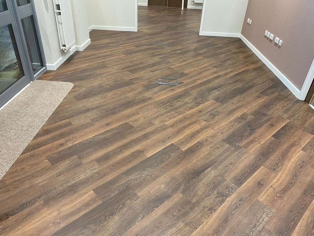 PhoenixFloorDev's tweet photo. Our brilliant, skilled fitters have made another new home look fantastic!  They laid a smart 45 degree angle LVT floor using @karndeanUK Karndean Knight Tile in Aged Oak and finished with co-ordinating entrance matting #newbuildhome #karndean #flooring #northdevon #Barnstaple https://t.co/FaY6GLhXcH