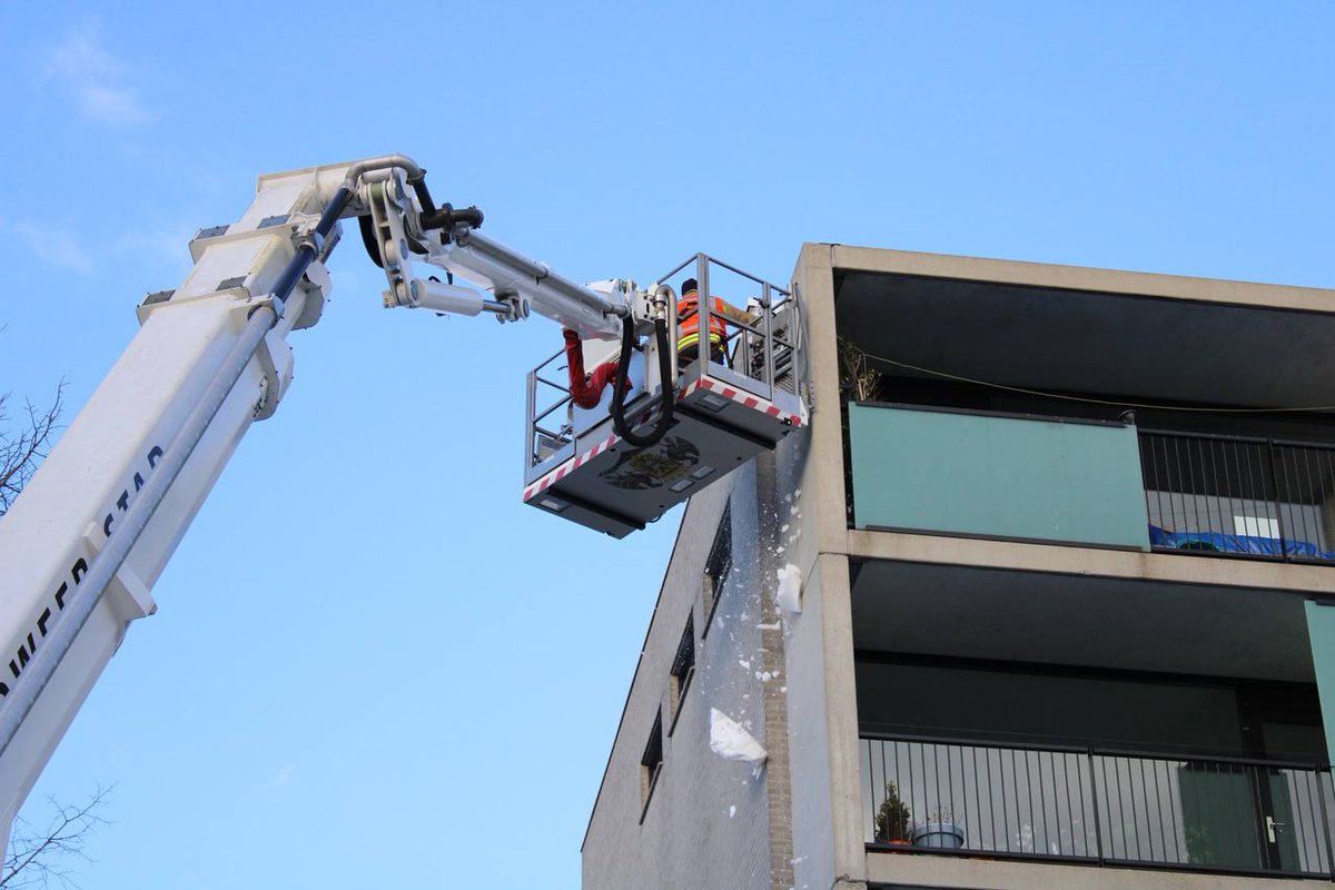 Brandweer verwijdert aan flat hangende sneeuw in #Groningen - -..