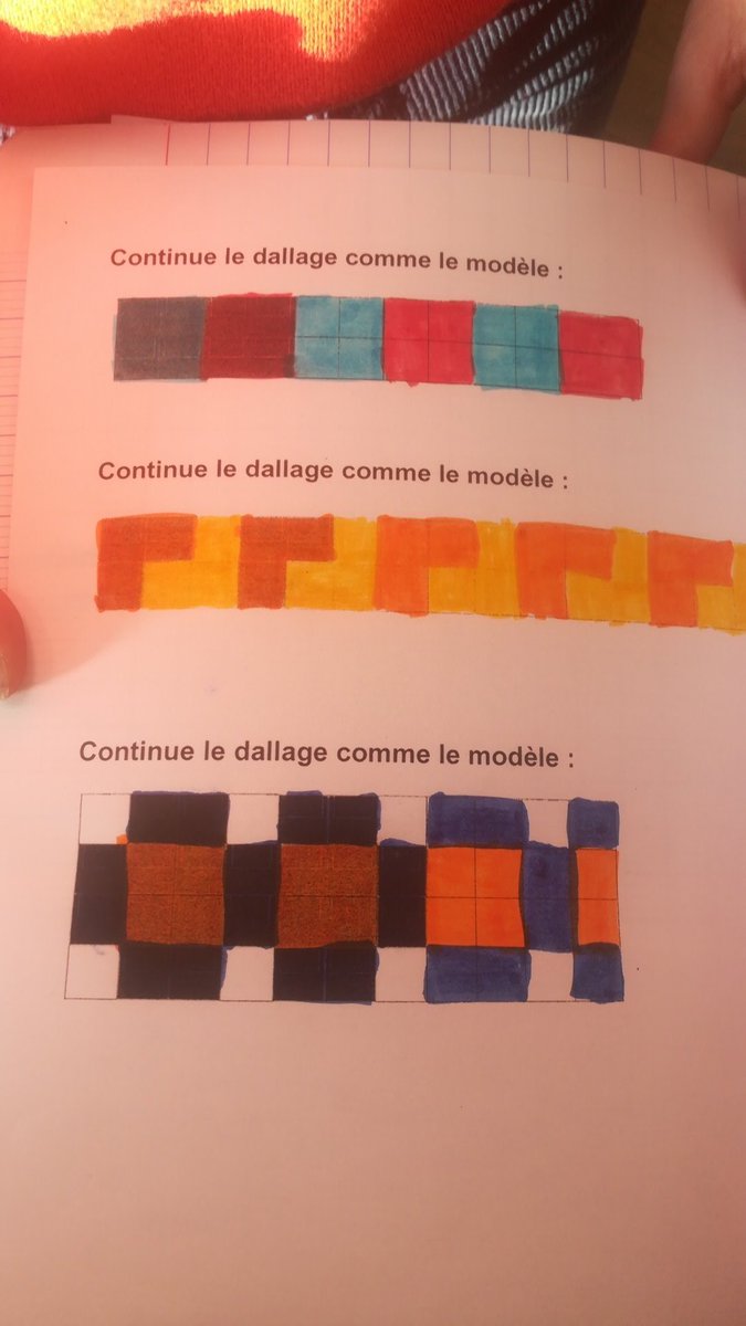 s_epine's tweet photo. #LesPetitsReporters En maths, nous avons travaillé sur une fiche avec un modèle de pavage. On devait le colorier avec le modèle du tableau et il fallait les finir. Gzugzu https://t.co/T6oqlKmUnI