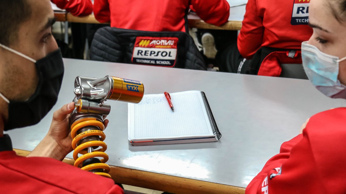 MonlauMotul's tweet photo. ¡Nueva clase magistral de #amortiguación por @andreanimhs, pero esta vez para nuestr@s alumn@s de #motociclismo!
#mecánica #motorsport #MonlauRepsol https://t.co/0ijPACmqMx