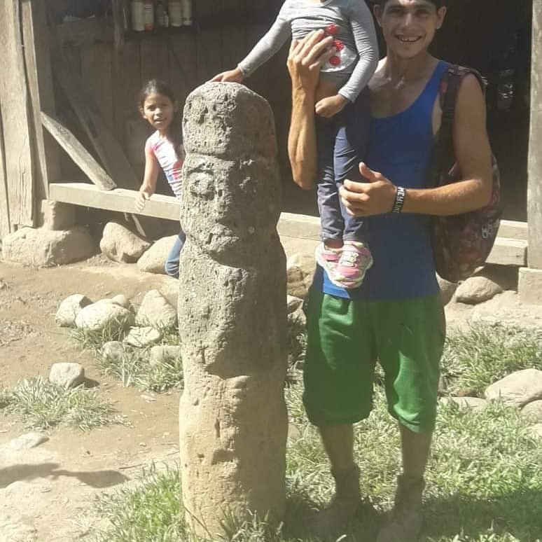Linda fotografía de la familia de Yaoska en #Waslala que resguarda el patrimonio cultural de #Nicaragua in situ. Los beneficios que puede obtener las comunidades rurales e indígenas que conviven con la naturaleza y con los sitios arqueológicos puede despertar el interés turístico