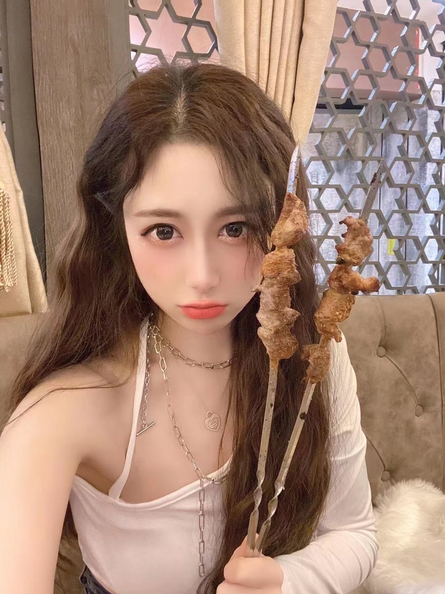 ayuner521's tweet photo. 撑到爆 羊肉太骚了 一口没吃[苦涩]
吃个饭 有个小男孩一直看着我 是不是心想这个姐姐好自恋 https://t.co/g0XtSHN4DW