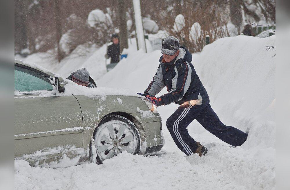 Вытащить из сугроба. Выталкивать из сугроба машину. Толкают машину из сугроба. Выталкивают машину из снега. Толкают машину зимой.