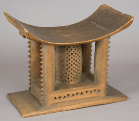 2/ This is an Akan stool from Accra in the collections of Bristol Museum. Hewn from a single block of wood, this is a mmaa dwa or woman’s stool. Stools like these are central to Akan culture as symbols of family and power – the famous golden stool of Asante is another example.