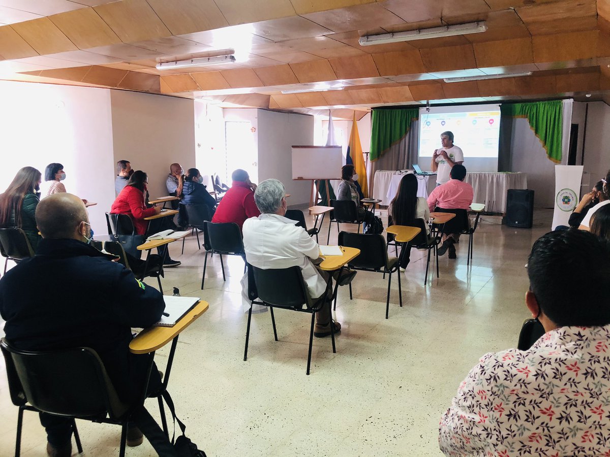 #AEstaHora nuestro alcalde <a href="/gustavozapata42/">Gustavo Zapata Navarro</a> y una delegación de la Dirección Local de Salud, asiste a la capacitación del Plan Departamental de Vacunación contra COVID-19 para el Norte de Antioquia.

¡En San Pedro nos prepararnos con rigor para la primera etapa de vacunación!