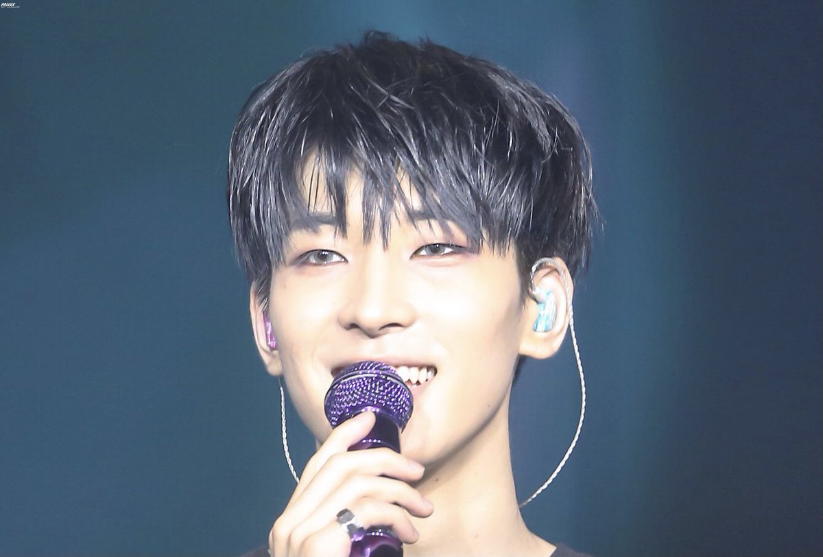 jaunewonu's tweet photo. when wonwoo wears lenses https://t.co/1uyMxQMpSy