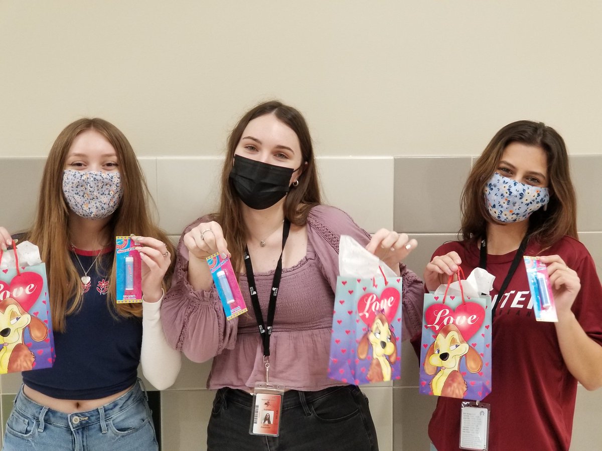 lussier_cj's tweet photo. Today CJ gives out Smooches for Valentine's  Day to random students and staff! Our kindness is infectious! #serviceproject #spartansincte @PorterSpartans @CTENCISD https://t.co/fG7THLL7II
