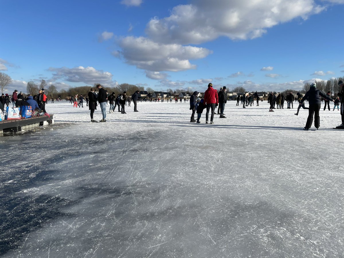 Lekker #schaatsen vandaag op de #Kardingerplas. Hollands tafereeltje. #genieten