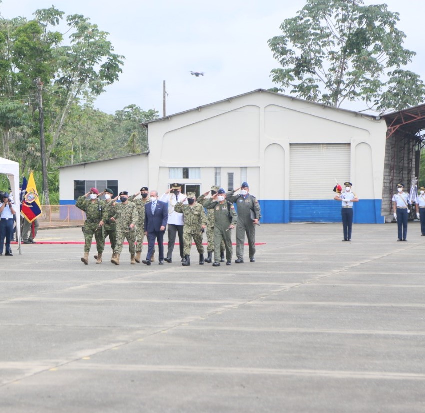 DefensaEc's tweet photo. Finaliza ceremonia militar de conmemoración del vigésimo sexto aniversario de la Victoria Aérea en el Cenepa y Día de la Aviación de Combate. #10FebAvCombate https://t.co/TxSB3rvl6i