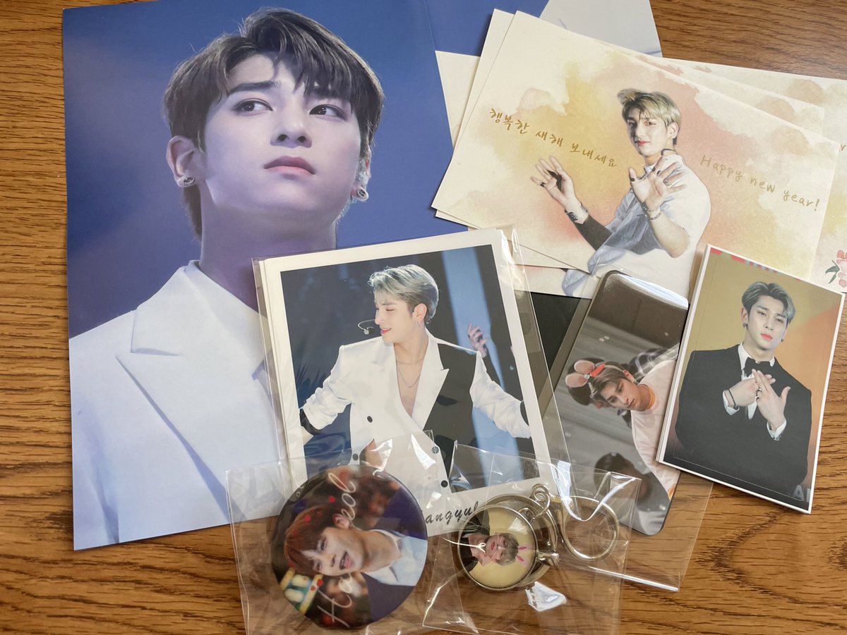X1USAGO's tweet photo. Hangyul stuff - keychain and popsocket - $10 shipped https://t.co/M0eUDpXxNA